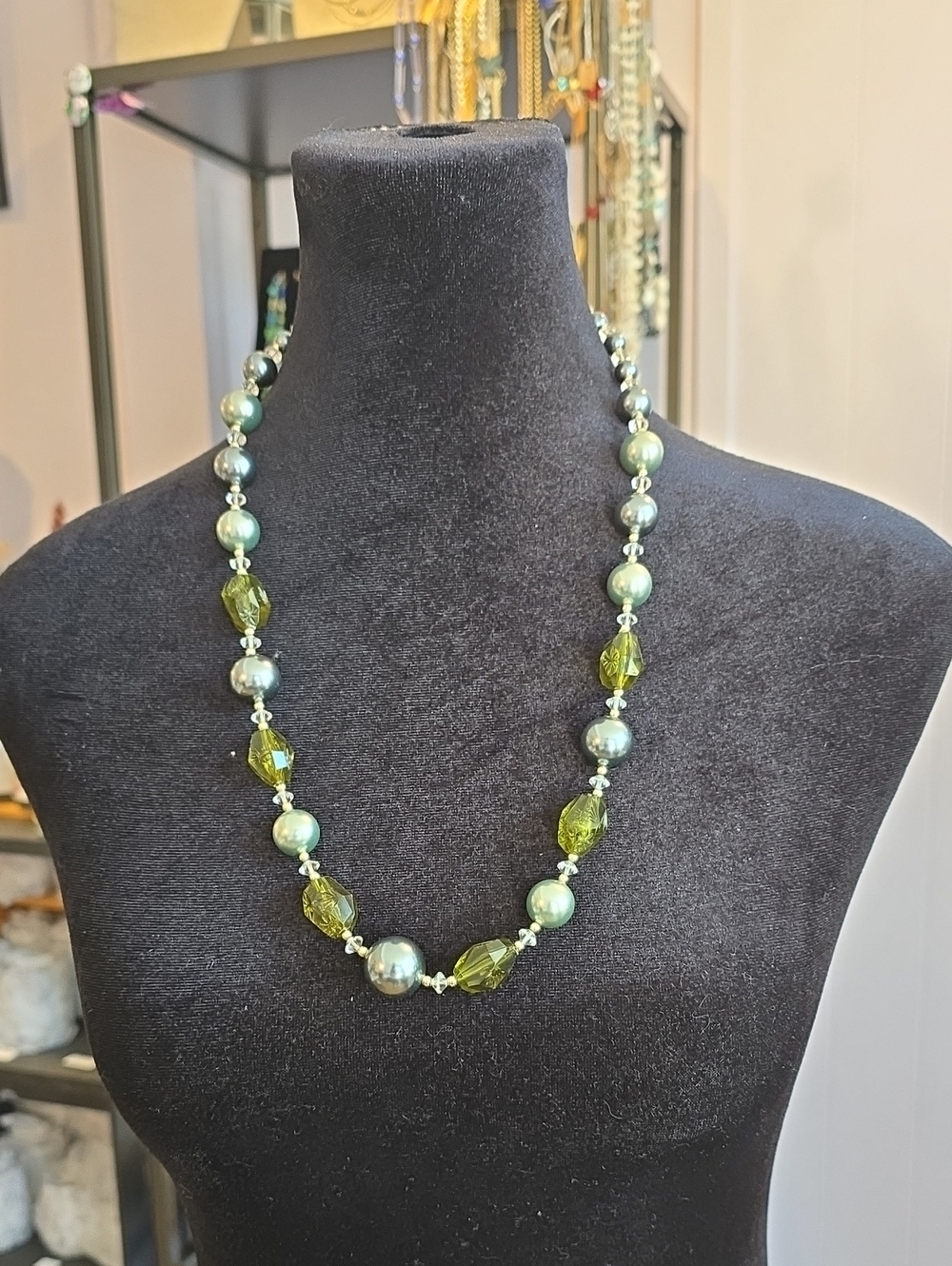 VTG Green Pearl and Faceted Beaded Necklace